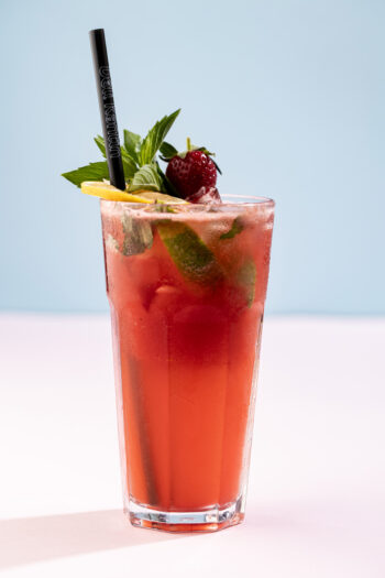 Taze çilek, misket limon, taze nane, ev yapım limonata