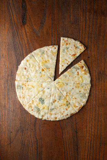 Parmesan, eski Kars kaşarı, mozarella, Danish blue cheese. Domates sos yoktur.