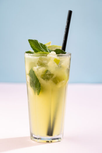 Taze yeşil elma, misket limon, taze nane, ev yapımı limonata