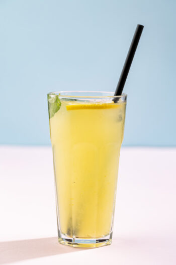 Ev yapımı limonata, taze limon, nane