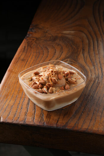 Kıtır profiterol topları, süt kreması, ananas taneleri, kıtır badem, bademli ve pecan cevizli sos.
Tatlının yanında seçeceğin bir içecek benden! Çay, Filtre Kahve, Americano, Latte, Ice Americano ya da Ice Latte