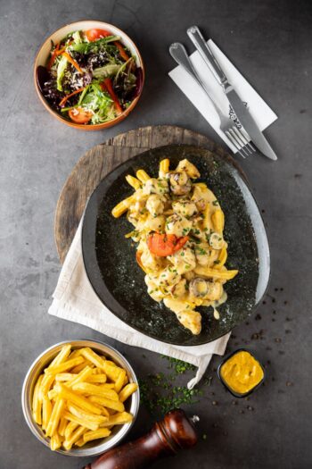 Kızarmış parmak patates üstünde özel 4 peynirli sos, mantar, özel baharatarla harmanlanmış ızgara piliç göğüs şiş, jalapeno, Akdeniz salata ile servis edilir.Bir Deli Kantin spesiyali!