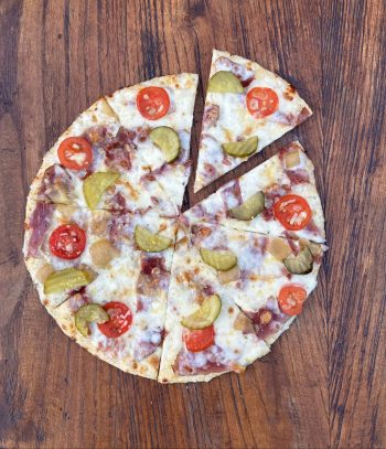 Gherkins dill chips turşu, Kars kaşarı, Domates, Soğan, Mozeralla, Füme et, Beyaz sos